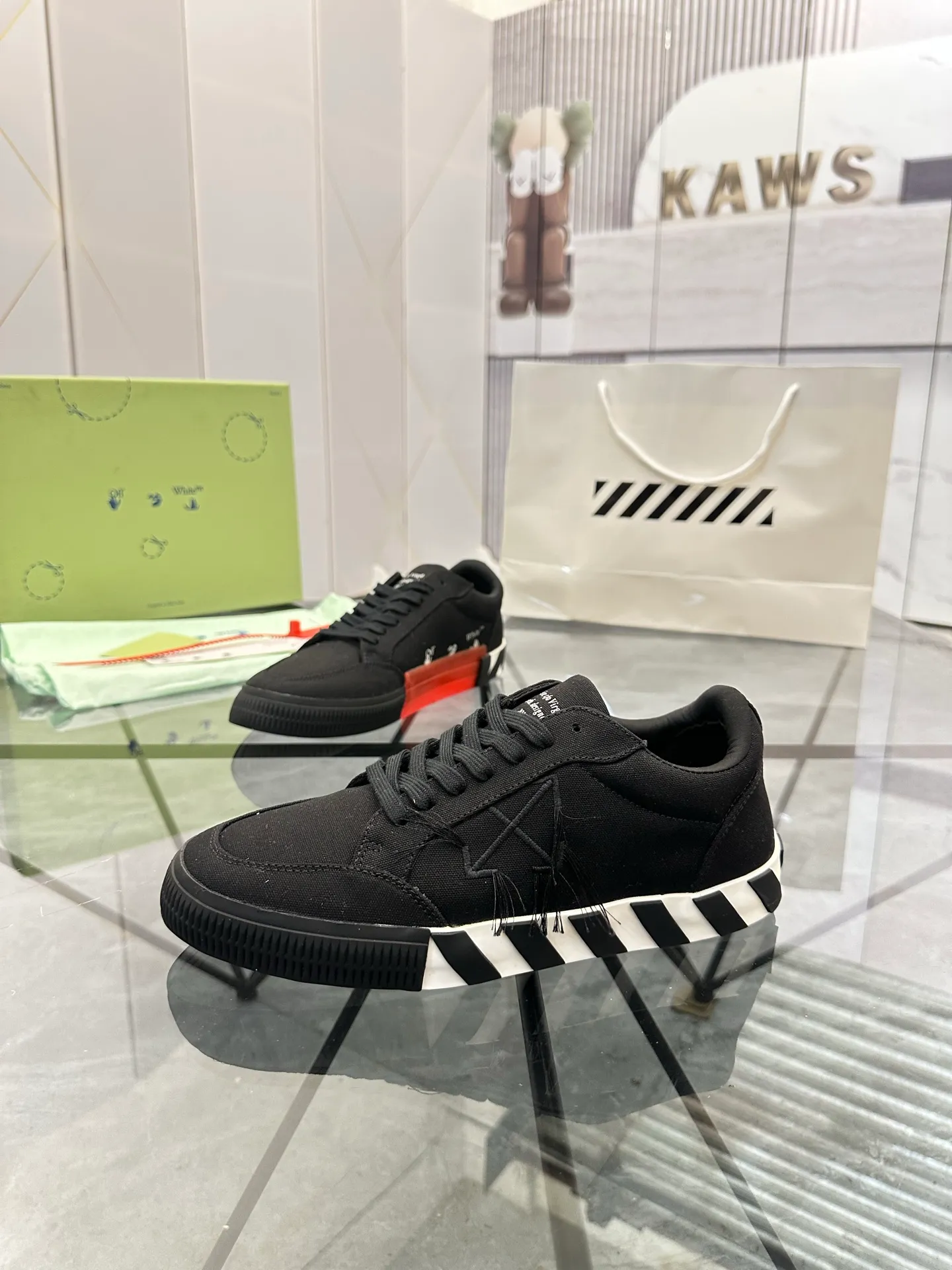 Selling men's shoes 💰: 💰P440¥ Product trademark: OFF WHITE *"OFF WHITE*" low-top casual shoes Regular size: 35-45 (can be customized to 46) Couple style Product materials: Original fabric from the upper counter, breathable lining, original outsole. No.: H203